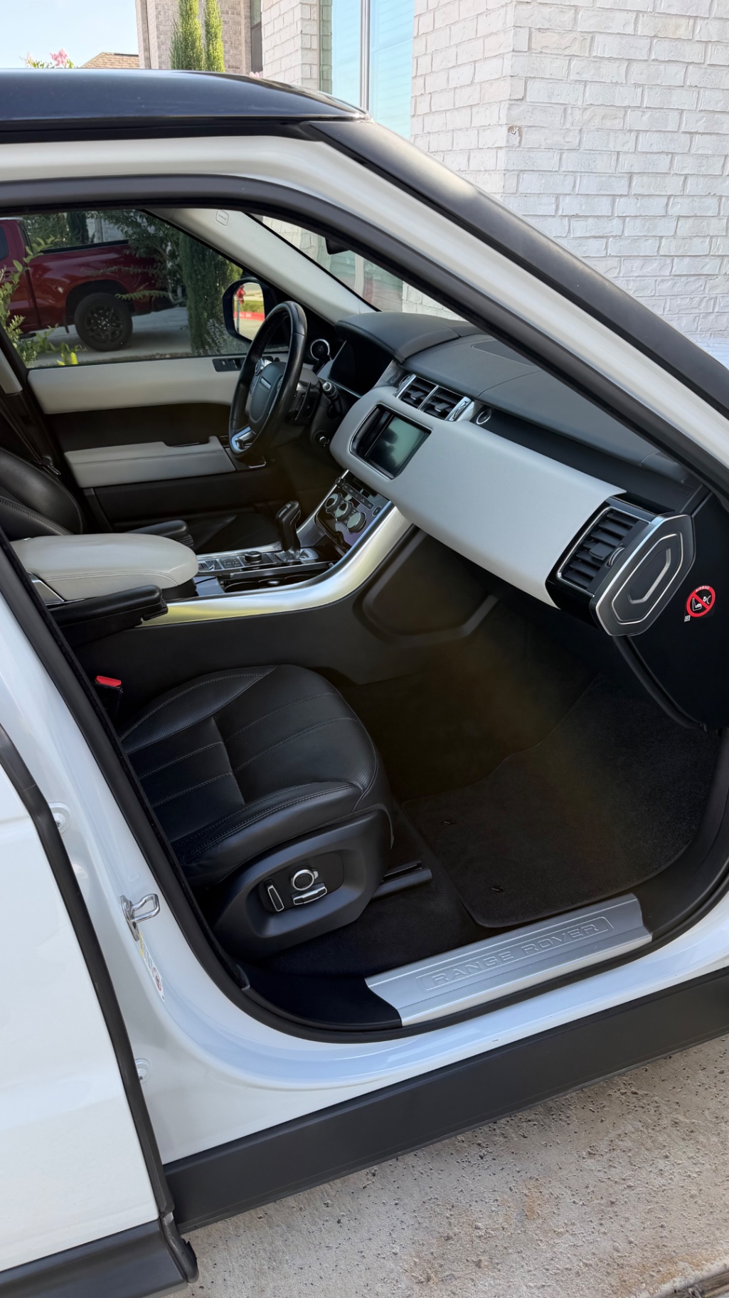 Range Rover Sport — dashboard and console detailed