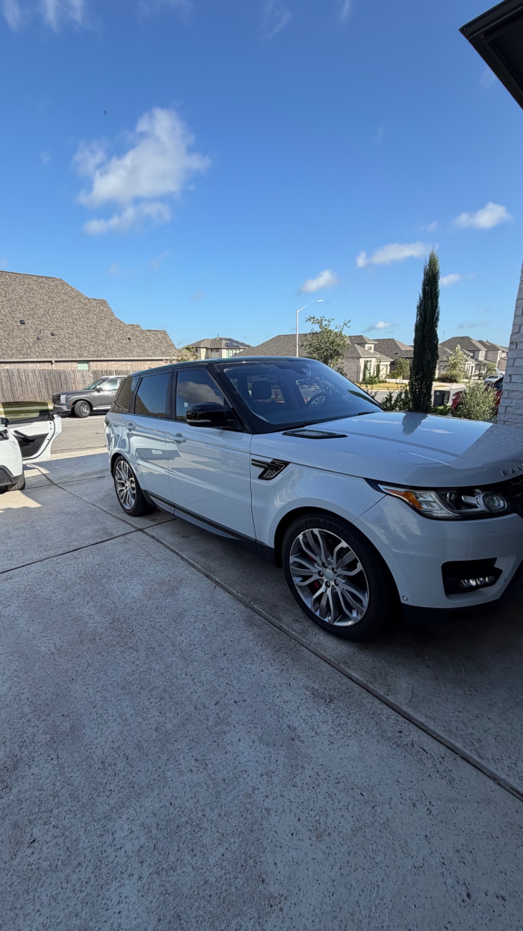 Range Rover Sport — glossy white paint after wash